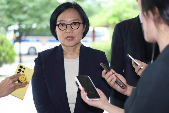 한성숙 중소벤처기업부 장관 후보자가 지난달 26일 서울 영등포구 중소기업기술정보진흥원 수도권평가실에 마련된 인사청문회 준비 사무실로 출근하며 취재진 질문에 답하고 있다. 연합뉴스