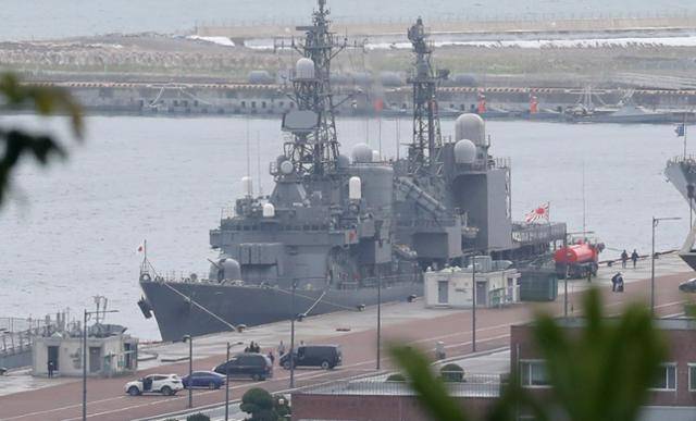 일본 해상 자위대 호위함이 2023년 5월 29일 다국적 훈련인 '이스턴 엔더버 23'에 참가하기 위해 욱일기의 일종인 자위함기를 게양한 채로 부산 해군작전기지에 입항했다. 부산=연합뉴스