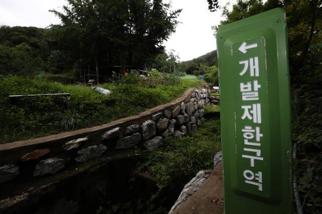 정부가 서울 개발제한구역(그린벨트) 해제를 12년 만에 발표한 지난해 8월 8일, 서울 서초구 내곡동 그린벨트 일대에 잡초가 무성하다. 연합뉴스