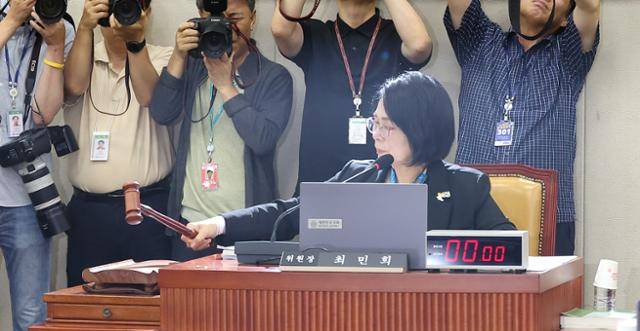 7일 서울 여의도 국회에서 열린 과학기술정보통신위원회 전체회의에서 더불어민주당 소속 최민희 위원장이 의사봉을 두드리고 있다. 연합뉴스