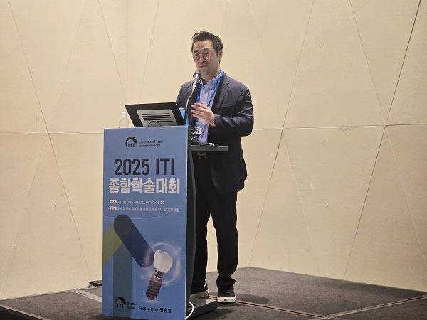 연세굿데이치과 박정철 원장이 '사자의 기운: BLX 임플란트 시대의 도래'를 주제로 발표하는 모습./사진=​연세굿데이치과 제공