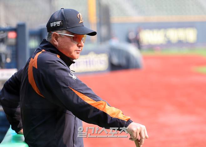 한화 김경문 감독이 27일 오후 잠실야구장에서 열릴 예정인 2025 프로야구 LG 와의 원정경기를 앞두고 선수들의 훈련을 지켜보고 있다. 잠실=정시종 기자 capa@edaily.co.kr /2025.05.27.