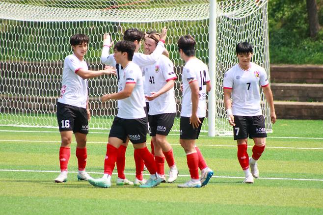 고려대 선수단이 7일 청주대와의 제61회 추계대학축구연맹전 태백산기 조별예선 최종전서 득점한 뒤 기뻐하고 있다. 사진=대학축구연맹