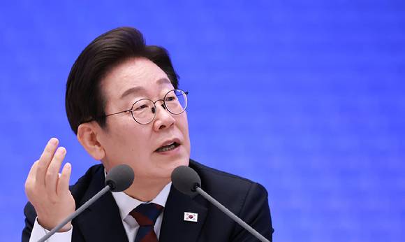 이재명 대통령이 3일 청와대 영빈관에서 '대통령의 30일, 언론이 묻고 국민에게 답하다' 기자회견을 하며 취재진 질문에 답하고 있다. 2025.7.3 [사진=연합뉴스]