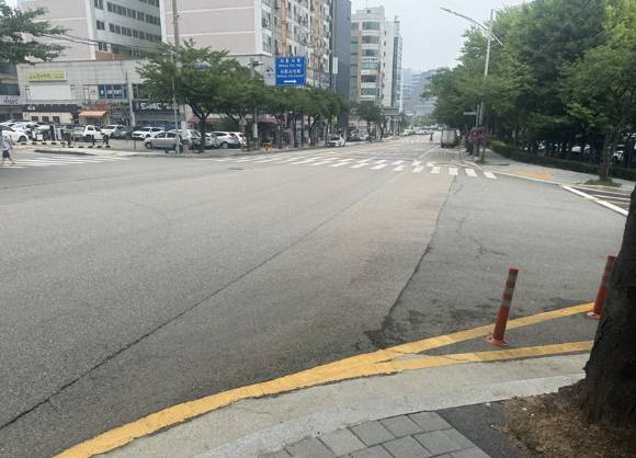 소서인 7일 시흥 지역에 폭염 주의보가 내려진 가운데 시청 앞 인도가 한산하다. 시는 이날 "낮 최고 체감 온도가 35도 내외로 온열 질환이 우려된다"며 "야외 활동 자제, 무더위 쉼터 이용 수분 섭취 등 건강에 유의 바란다"고 안전 안내 문자를 발송했다. [사진=조정훈 기자]