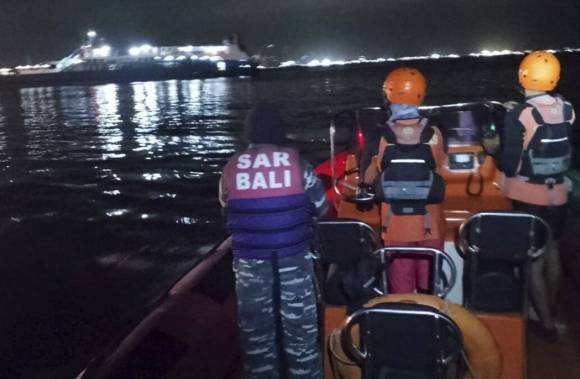 인도네시아 수색구조청 대원들이 3일 새벽 인도네시아 동자바주 케타팡 해역에서 침몰한 여객선 탑승자들을 구조하기 위해 수색하고 있다. [사진=AP/연합뉴스]