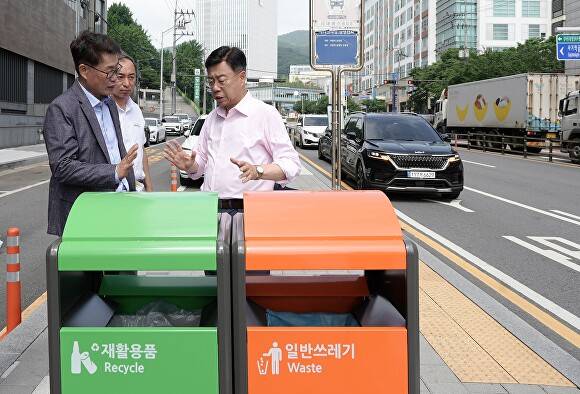 신상진 시장이 지난 6월 거리에 설치한 쓰레기통에 대한 점검을 벌이고 있다. [사진=성남시]