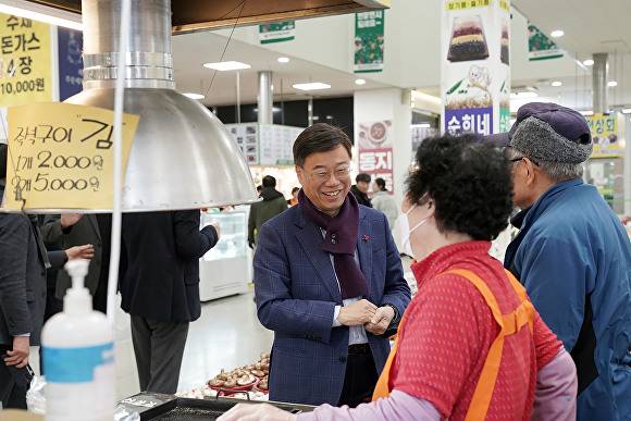 명정을 앞두고 관내 전통시장을 찾은 신상진 시장. [사진=성남시]