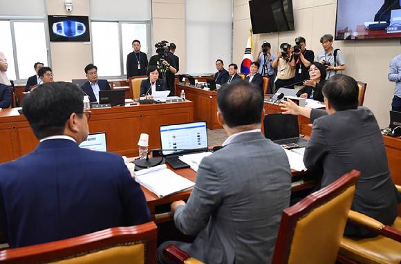 국민의힘 의원들이 7일 오후 서울 여의도 국회에서 열린 과학기술벙보방송통신위원회 전체회의에서 의사진행과 관련해 최민희 위원장에게 항의하며 회의장을 나가고 있다. [사진=곽영래 기자]