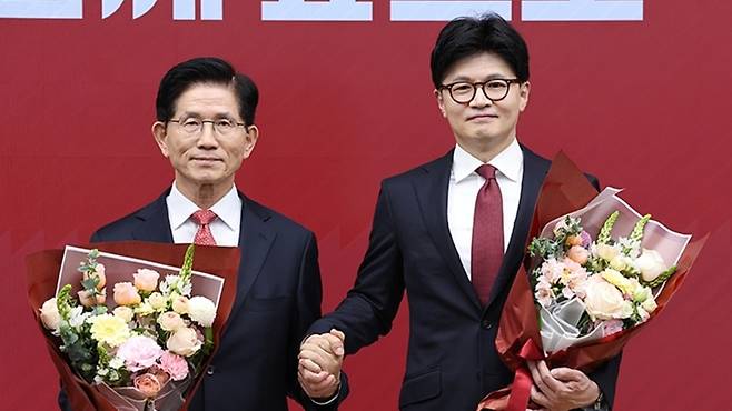 김문수 전 고용노동부 장관(왼쪽)과 한동훈 전 대표