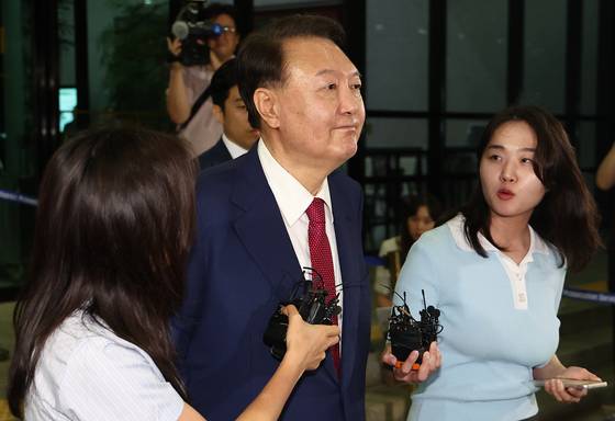 내란 특검팀이 6일 오후 윤석열 전 대통령에 대해 직권남용권리행사방해·허위공문서작성 등의 혐의로 구속영장을 청구했다. 사진은 지난 5일 오후 2차 조사를 마친 윤 전 대통령. [연합뉴스]