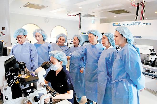 모든 PGT 검사를 국내에 처음 도입한 기관인 차병원의 6개 난임센터에서는 유전학 전문 교수들이 환자를 만난다. [사진 차병원]