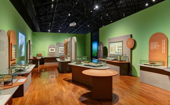 여행하는 순간의 감정과 풍경을 다시 불러오는 여행 기념품도 전시되어 있다.