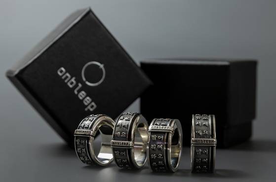 우리 고유 문화를 현대적으로 재해석한 기념품도 다양하다. 국내 여행에 활용할 수 있는 교통카드 기능을 넣은 한글 문양 반지.