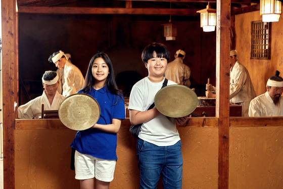 김민영(왼쪽)·이시온 학생기자가 경기도 안성맞춤박물관을 찾아 우리 민족과 수천 년을 함께 해온 유기에 대한 여러 이야기를 알아봤다.