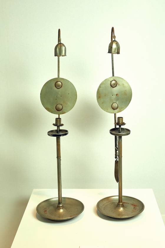 유기는 구리를 주재료로 여러 비철금속을 더한 합금으로 만든다. 사진은 구리와 니켈을 섞은 백동으로 만든 촛대.