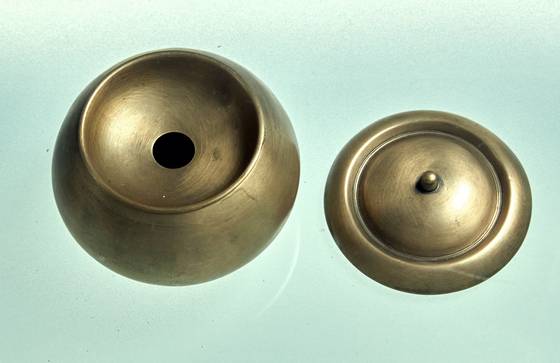 우리 민족은 다양한 생활용품을 유기로 만들어 사용했다. 사진은 침을 뱉는 그릇인 타구(唾具).