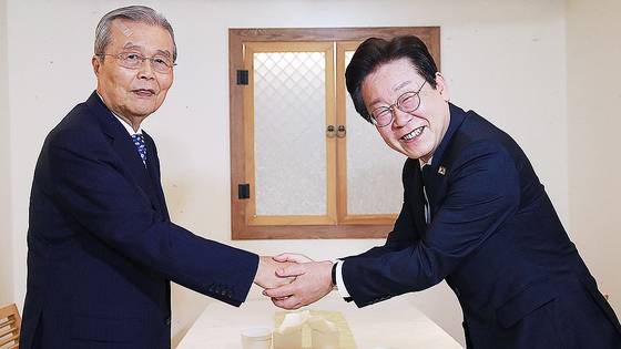 지난해 9월 12일 이재명 대통령(당시 더불어민주당 대표)과 김종인 전 국민의힘 비상대책위원장이 서울 종로구 광화문의 한 식당에서 회동, 악수하고 있다. 김성룡 기자