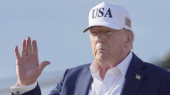 도널드 트럼프 대통령이 6일 메릴랜드주 앤드루스 공동기지에서 에어포스 원을 타고 뉴저지에서 주말을 보낸 후 백악관으로 가는 길에 기자들에게 손을 흔들고 있다. AP=연합뉴스