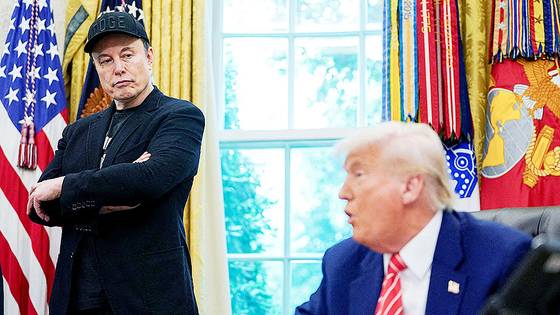 도널드 트럼프 미국 대통령(오른쪽)이 지난 5월 30일 워싱턴 백악관 집무실에서 일론 머스크와 함께 기자회견을 하고 있다. 로이터=연합뉴스