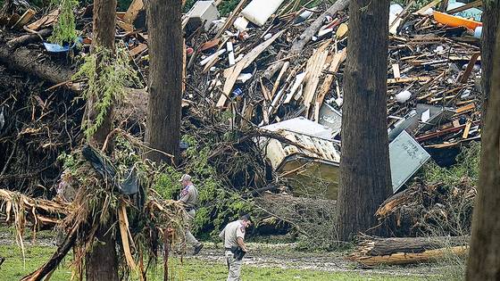 5일(현지시간) 미국 텍사스 헌트에서 폭우가 지역을 휩쓸고 간 후 공무원들이 과달루페 강 유역을 꼼꼼히 살펴보고 있다. AP=연합뉴스