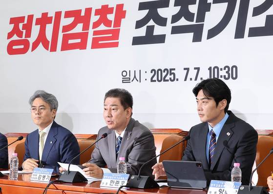 김병기 더불어민주당 대표 직무대행 겸 원내대표(가운데)가 7일 국회에서 열린 당 정치검찰 조작기소 대응 TF 발대식에서 발언하고 있다. 왼쪽은 김기표 민주당 의원, 오른쪽은 TF 단장을 맡은 한준호 최고위원. 임현동 기자