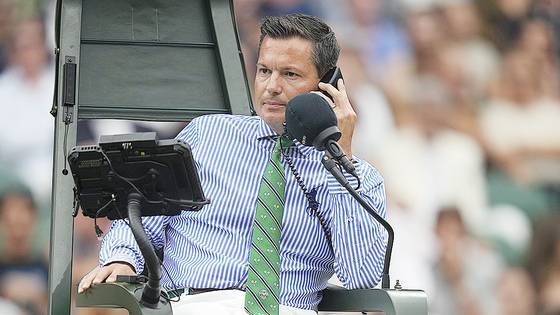 파블류첸코바의 포인트 장면에서 전자 판독기가 멈추면서 판정을 두고 고심하는 체어 엄파이어. AP=연합뉴스