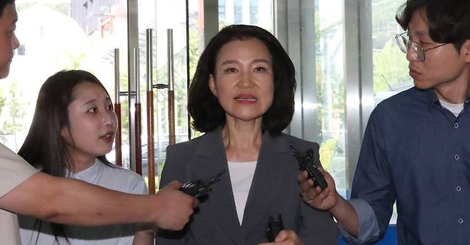 대전MBC 사장 재임 시절 법인카드를 사적으로 유용했다는 의혹을 받는 이진숙 방송통신위원장이 5일 대전 유성경찰서에 출석했다. /연합뉴스