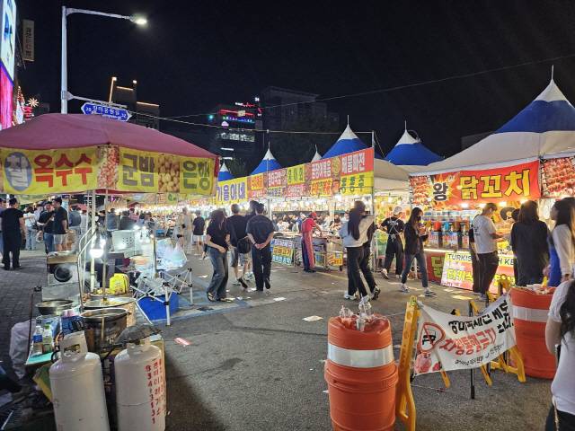 ▲ 원주 장미축제 기간인 지난 1일 밤, 한산했던 단계동 장미공원과 달리 일대 공영주차장에 설치된 간이 놀이기구와 야시장은 인산인해를 이뤘다. 2024-06-02 강주영 [강원도민일보 자료사진]&nbsp;