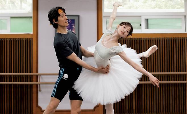 ‘백조의 호수’ 주연을 맡은 이동탁(왼쪽)과 전여진.  유니버설발레단 제공