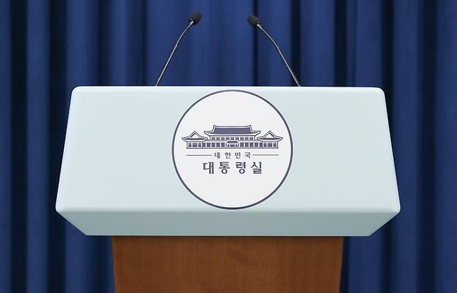 서울 용산구 대통령실 청사 브리핑룸에 청와대 시절 사용했던 업무표장이 붙어 있다. 사진=뉴스1