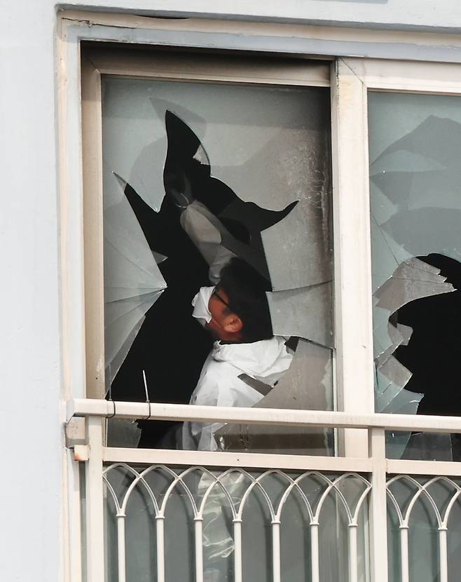 어린이 2명이 숨진 부산 기장군의 한 아파트 6층 화재 현장에서 3일 오전 경찰, 소방, 국립과학수사연구원 등이 합동 감식을 벌이고 있다. 사진=연합뉴스