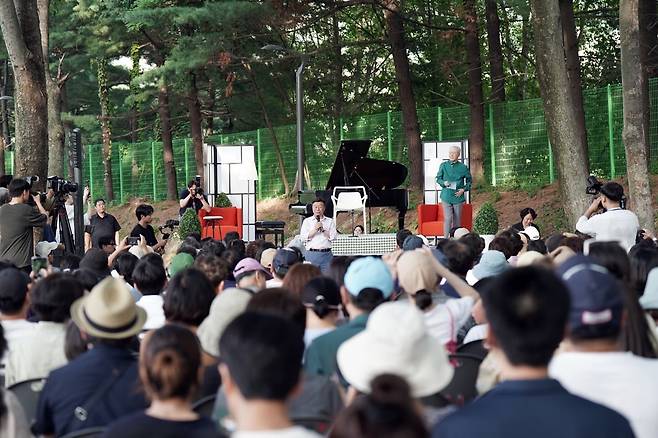 신상진 성남시장이 지난 5일 성남물빛정원에서 열린 첫 번째 시민 초청 음악회에서 인사말을 하고 있다.성남시 제공