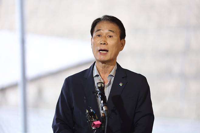 취재진 질문에 답하는 권오을 장관 후보자 사진=연합뉴스