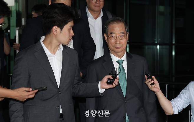 한덕수 전 국무총리가 지난 2일 서울 서초구 서울고검에 마련된 내란특검 사무실에서 조사를 받은 후 귀가하고 있다. 권도현 기자