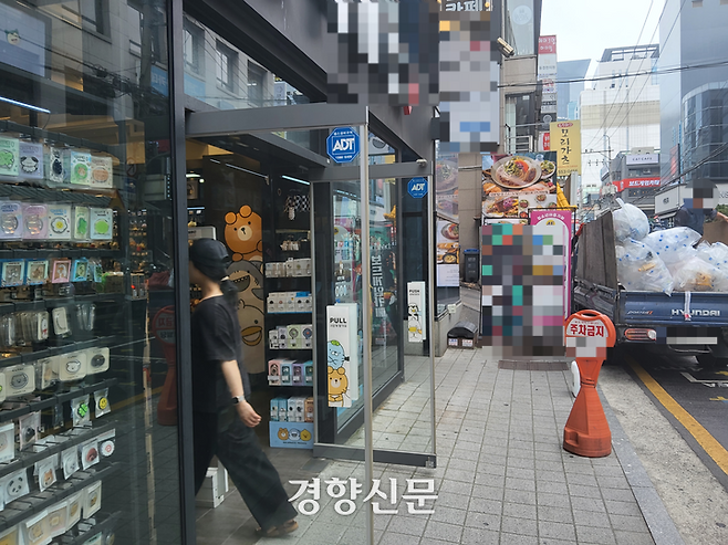 한 시민이 서울 전역에 폭염경보가 발효된 7일 서울 강남구의 문이 열린 문구점 안으로 들어가고 있다. 김태욱 기자