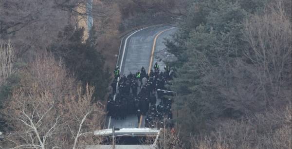 고위공직자범죄수사처(공수처)와 경찰이 윤석열 대통령에 대한 2차 체포영장 집행에 나선 용산구 한남동 대통령 관저에서 경찰 병력이 2차 저지선을 넘어 진입하고 있다. 연합뉴스