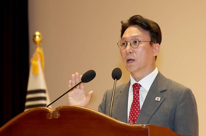 Top: Prime Minister Kim Min-seok takes the oath of office during his inauguration ceremony at the government complex in Sejong City on July 7. [NEWS1]