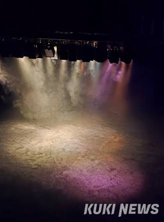 ​피에르 위그, 오프스프링(Offspring), 2018, 라이트 박스, 빛, 안개, 사운드 시스템, 향, 피노 컬렉션