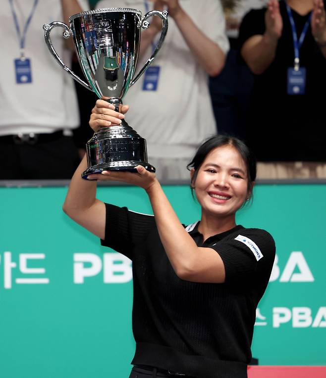 ‘캄보디아 특급’ 스롱 피아비(우리금융캐피탈)가 하나카드 LPBA 챔피언십 정상에 올랐다. PBA 제공