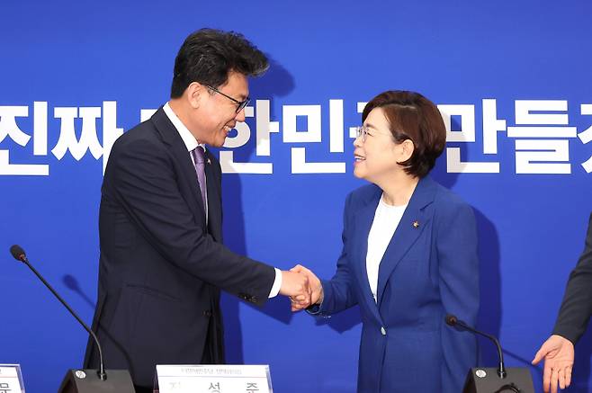 진성준(왼쪽)더불어민주당, 김정재 국민의힘 정책위의장이 7일 국회에서 회동하고 있다. 연합뉴스