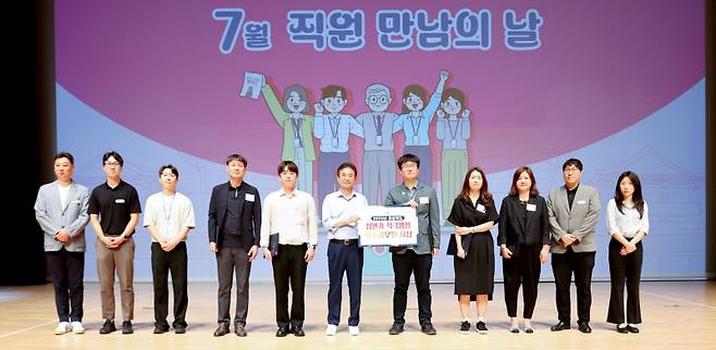 이철우 지사가(가운데) 상반기 적극행정 우수공무원을 시상식을 가졌다. 경북도 제공.&nbsp;