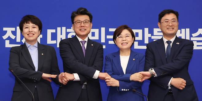 김은혜 국민의힘 정책수석부대표(왼쪽부터), 진성준 더불어민주당 정책위의장, 김정재 국민의힘 정책위의장, 이정문 더불어민주당 정책위 수석부의장이 7일 국회에서 회동하고 있다. 연합뉴스