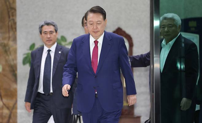 윤석열 전 대통령이 5일 내란 특검 2차 조사를 마치고 조은석 특별검사팀 사무실이 있는 서울 서초구 서울고검을 나서고 있다. 연합뉴스&nbsp;&nbsp;