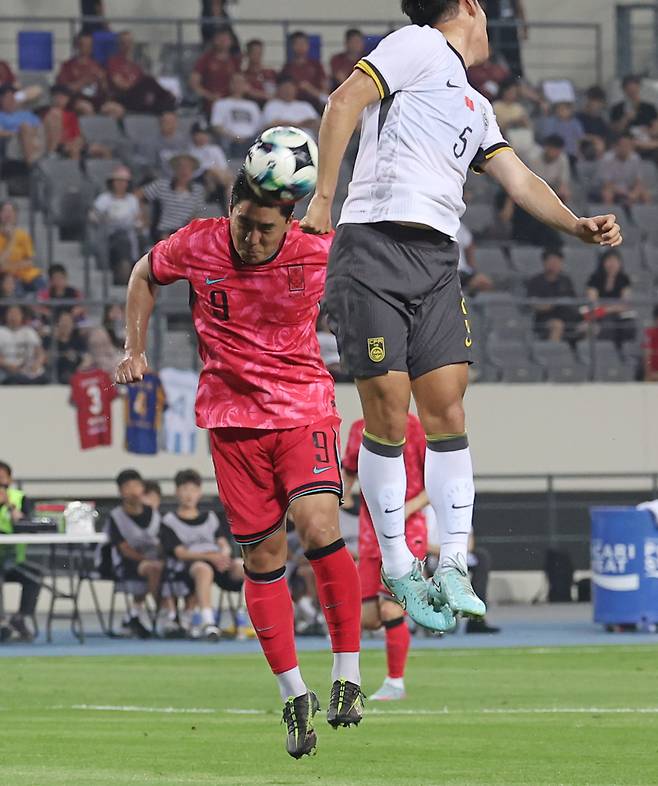 7일 경기도 용인미르스타디움에서 열린 2025년 동아시아축구연맹(EAFF) E-1 챔피언십(동아시안컵) 남자부 한국과 중국의 경기. 한국 주민규가 헤더로 팀 두번째 골을 넣고 있다. 연합뉴스
