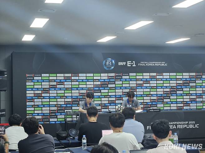 홍명보 대한민국 성인 대표팀 감독이 7일 오후 용인미르스타디움에서 열리는 ‘2025 동아시아축구연맹(EAFF) E-1 챔피언십’ 남자부 1차전인 중국전이 끝나고 기자회견을 하고 있다. 송한석 기자