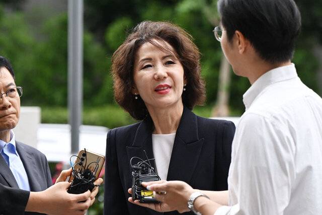교육부 장관 후보자로 지명된 이진숙 전 충남대 총장이 지난달 30일 서울 영등포구 한국교육시설안전원에서 인사청문회 사무실로 출근하며 취재진의 질문에 답하고 있다. 윤웅 기자