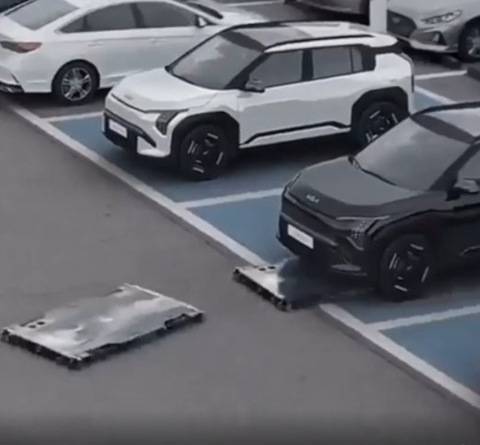 한 번에 완벽하게 주차에 성공한 현대자동차그룹의 주차 로봇이 바로 옆 차량을 이동시키기 위해 차체 아래로 들어가고 있다. 현대차그룹 유튜브 캡처