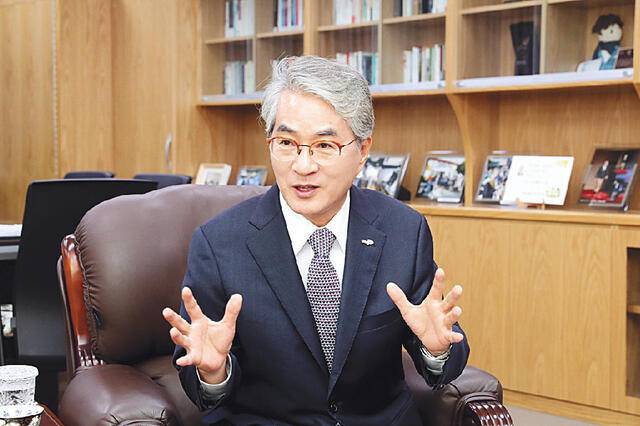 박종훈 경남도교육감이 6일 국민일보와 인터뷰를 하고 있다. 박 교육감은 “올해를 경남교육 새 100년의 출발점으로 삼고 미래를 여는 교육 혁신을 멈추지 않겠다”고 다짐했다. 경남도교육청 제공