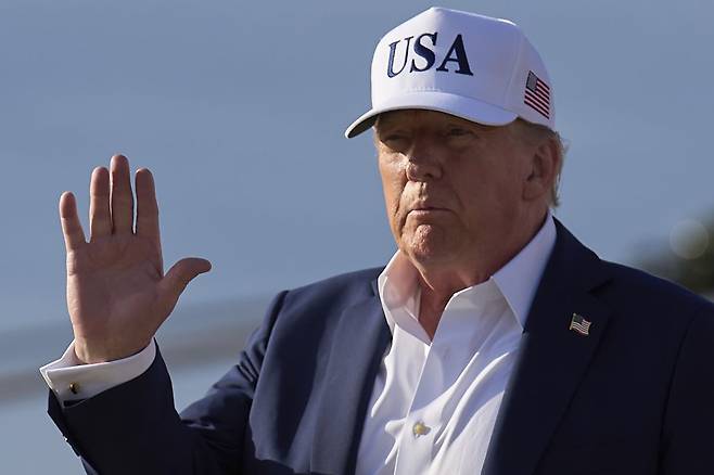 도널드 트럼프 미국 대통령이 6일(현지시간) 메릴랜드주 앤드루스 합동기지에 착륙한 대통령전용기에서  내리며 손을 흔들고 있다. 연합뉴스